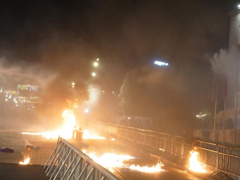 Насилни антивладини протести во Тирана: Со молотови коктели ја гаѓаа зградата на Владата (ВИДЕО) 