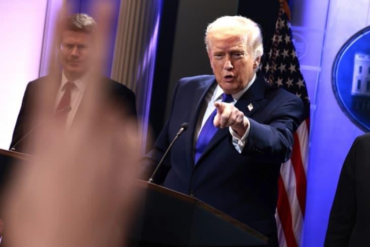 Трамп потпиша извршна наредба со која се воведуваат глобални царини од 10 проценти, по одлуката на Врховниот суд