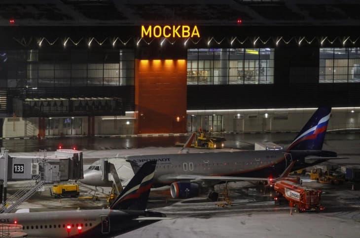 Аеродромите во Москва привремено затворени за сообраќај поради напад со дронови