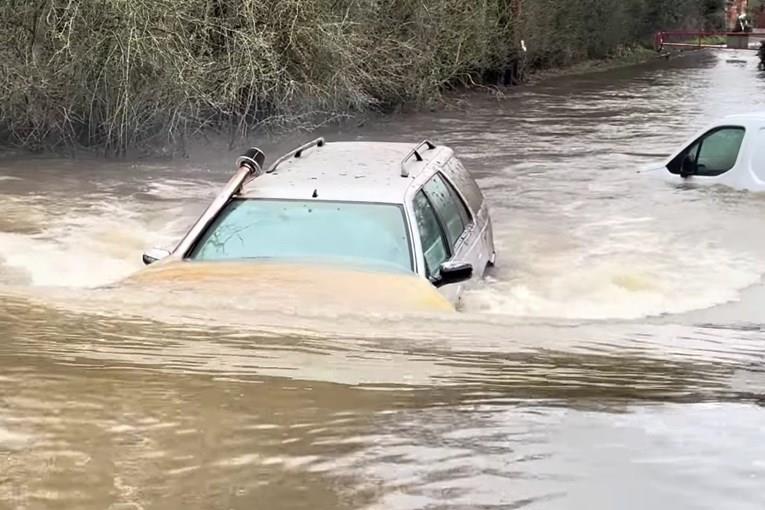 Старо Пежо покажа како нема проблем при преминување водени препреки (ВИДЕО)