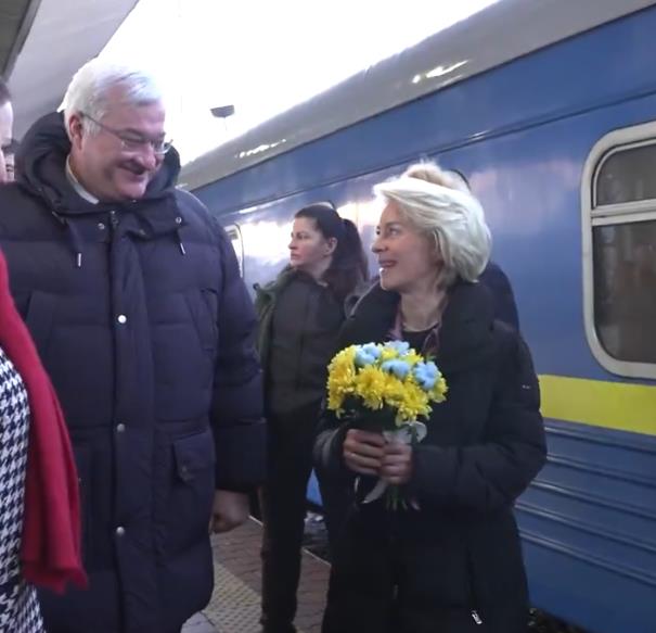 Фон Дер Лајен пристигна во Украина на четвртата годишнина од почетокот на руската офанзива