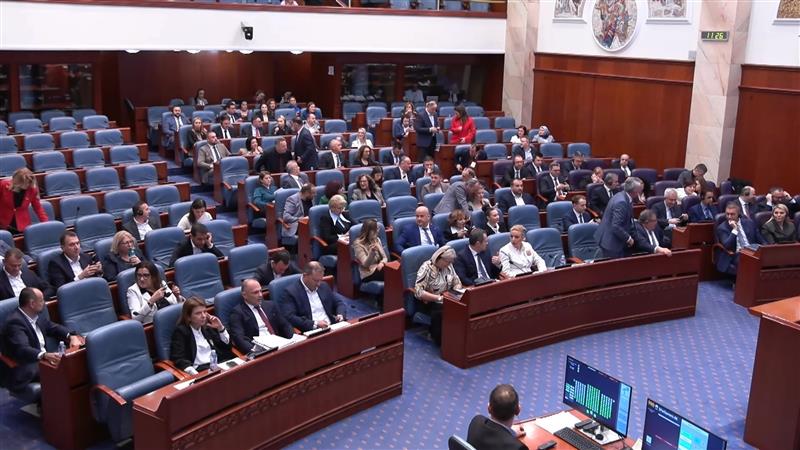 Враќањето на Груби и аферата со марихуаната на пратеничките прашања