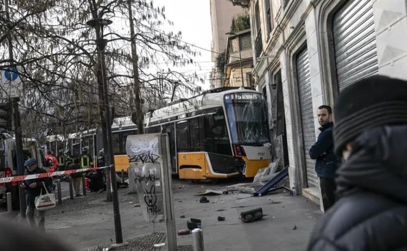Ужас во Милано: Најмалку двајца загинати и десетици повредени кога трамвај излета од шините (ВИДЕО)