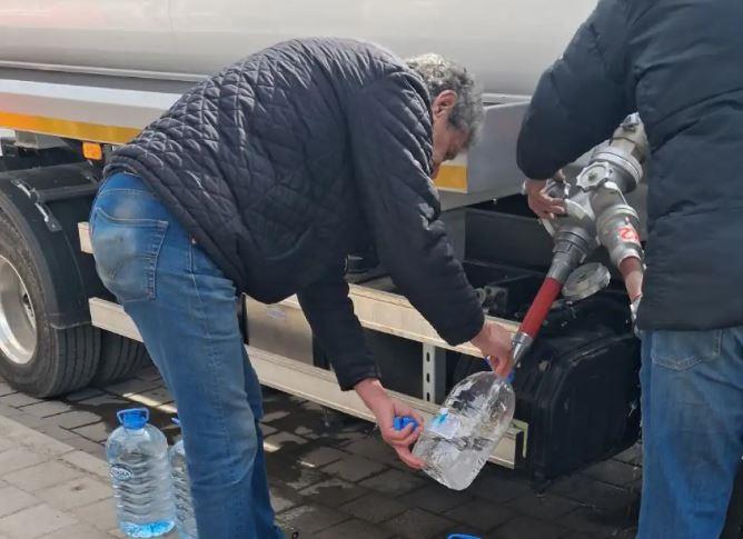 Стружани денеска од цистерна полнат чиста вода, матноста на водата од градскиот водовод втор ден во граници на нормала