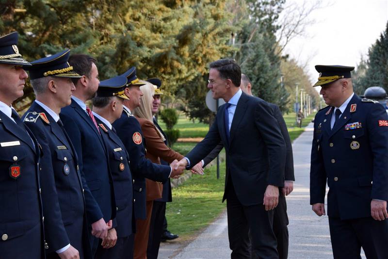 Посета на Армијата на Македонија oд страна на генералниот секретар на НАТО