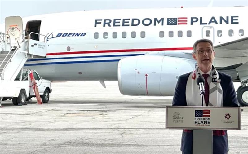 Полета „авионот на слободата“- носи непроценливи предмети, поврзани со 250- годишнината од САД 
