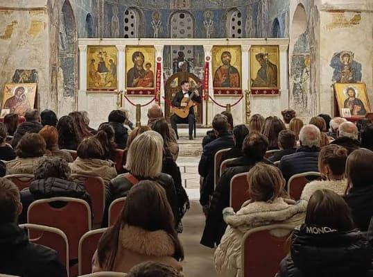 Возбудливо осмомартовско патување во светот на гитарата со Дејан Милевски 