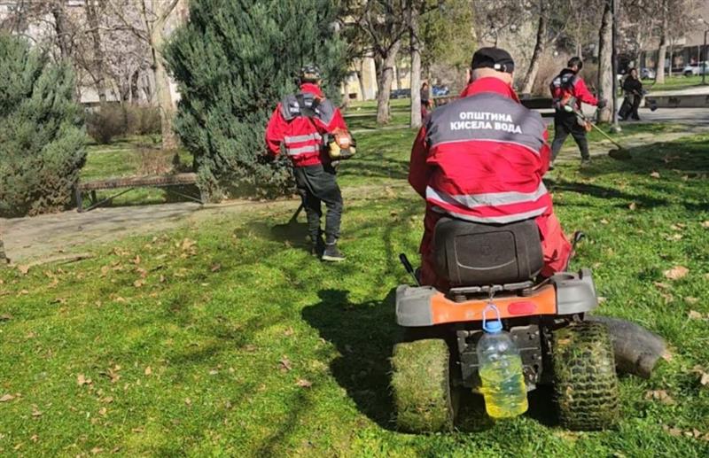 Се косат нараснатите тревни површини низ општина Кисела Вода