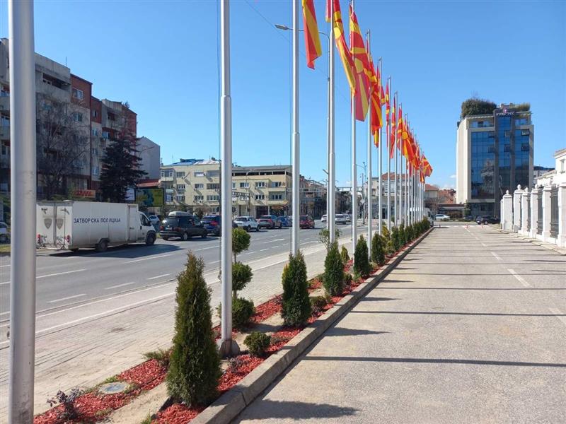 Целосно уреден просторот околу знамињата пред Влада