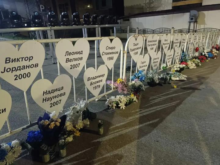 Со минута молк, во 2 часот и 32 минути, оддадена почит во спомен на трагично загинатите во пожарот во Кочани 