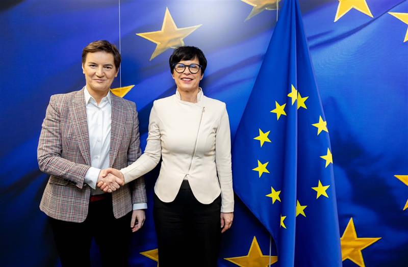 Марта Кос и ја пренесе на Брнабиќ загриженоста на ЕУ за новите судски закони усвоени од парламентот во Белград