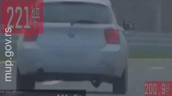 Видео: Возела „BMW“ со 220 км/ч на пат каде што е дозволено 80!