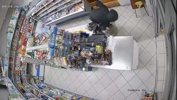 Видео: Спречен вооружен грабеж во Мостар: Продавачка се спротивстави на напаѓач со автоматска пушка