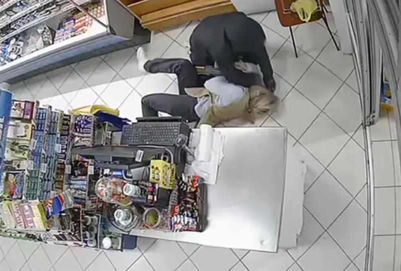 Храбра продавачка со голи раце му се нафрли на крадец, вооружен со автоматска пушка- драма во Мостар (ВИДЕО)
