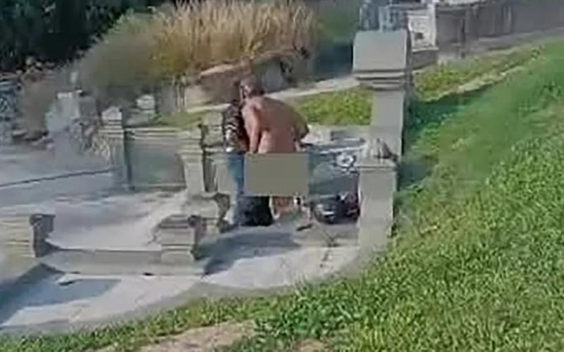 Скандал на гробишта: Сосема голи во интимен занес- не им било прв пат (ФОТО)
