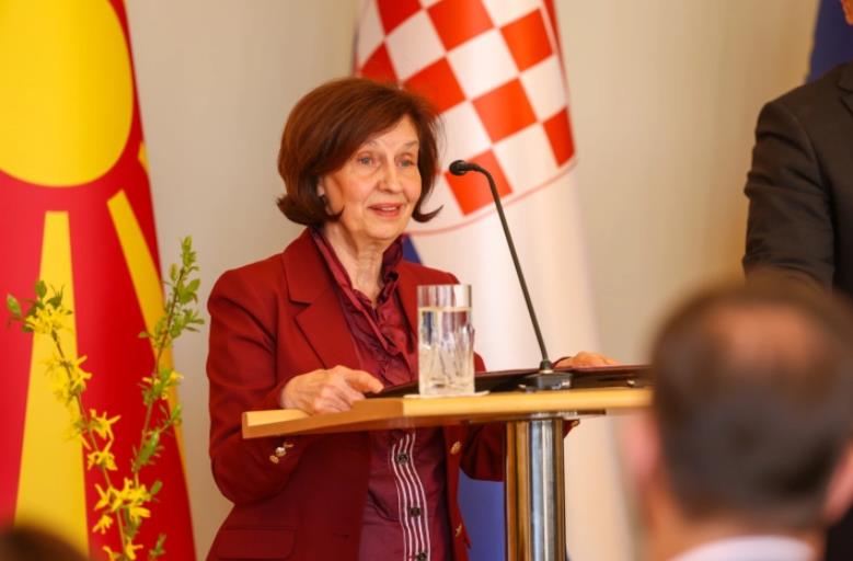 Сиљановска - Давкова од Загреб: Во Македонија граѓаните имаат јасен став, околу 80 отсто не сакаат да се менува Уставот, а речиси 70 отсто се за членство во ЕУ