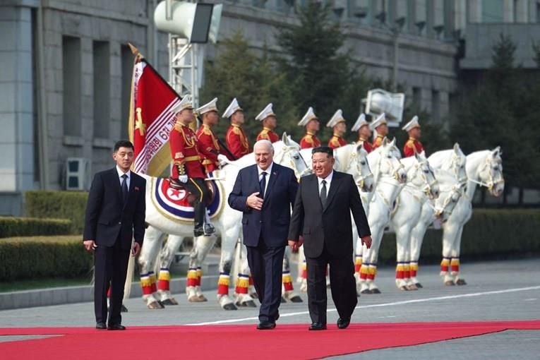 Лукашенко во посета кај Ким Џонг Ун, наскоро ќе оди и во Белата куќа