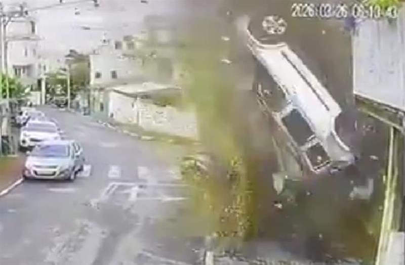Снимен е напад во израелски град- автомобил лета во воздух (ВИДЕО)