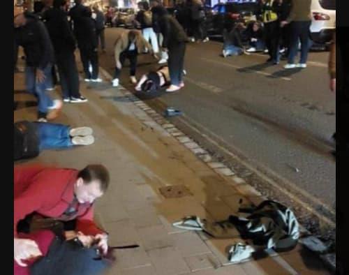 Автомобил влета во група пешаци во Англија, има голем број повредени (ВИДЕО)