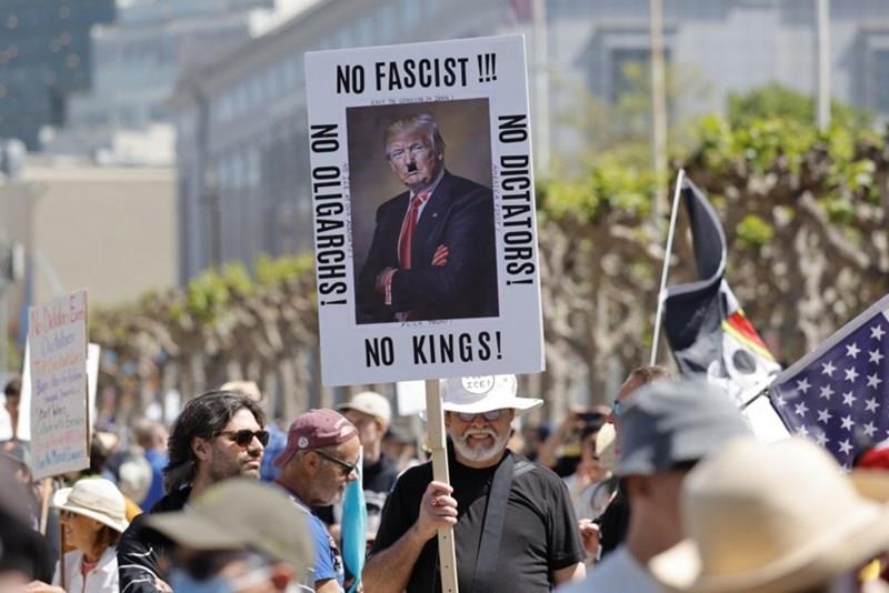 Низ САД се одржуваат протести против Трамп: Без кралеви