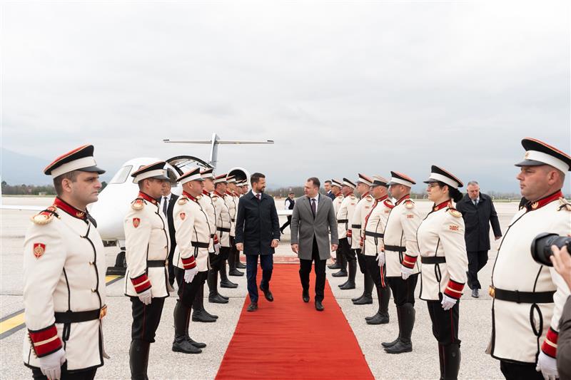 Министерот Андоновски го пречека претседателот на Црна Гора, Јаков Милатовиќ, на аеродромот во Скопје
