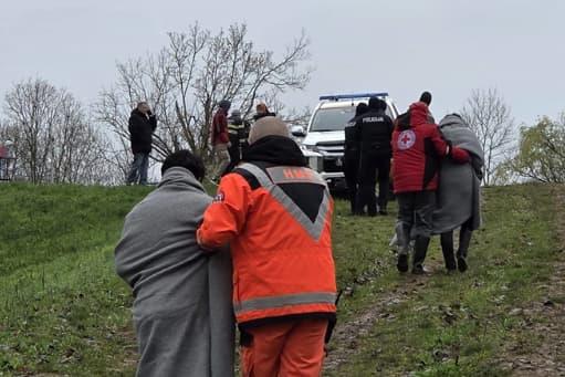 Драма во Хрватска: Голема група луѓе е заглавена во реката Сава, можеби има и загинати (ФОТО)