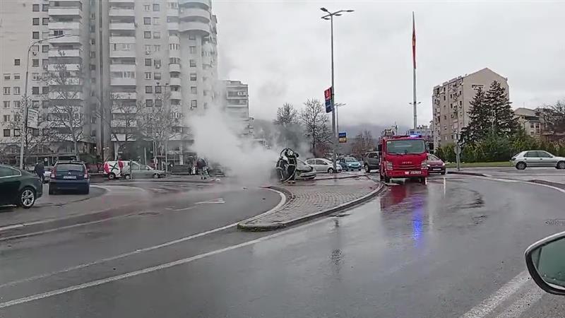 Изгоре автомобил на кружниот ток кај Влае (ВИДЕО)