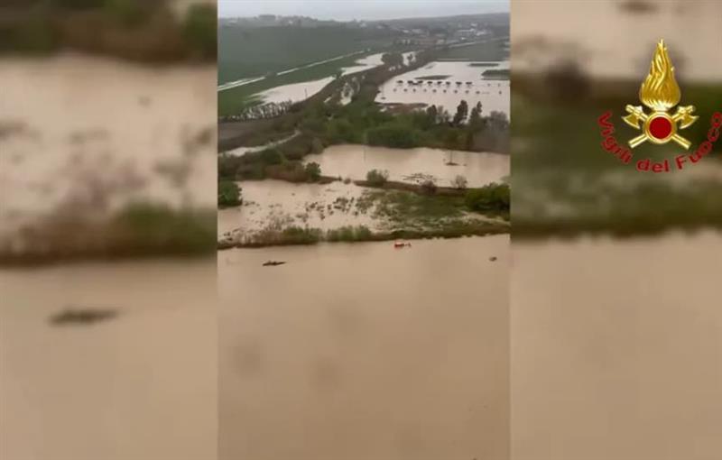 Страшно невреме однесе мост во Италија- поплавите направија хаос (ВИДЕО)