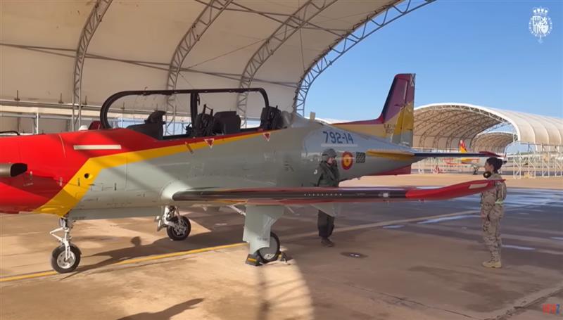 Видео: Шпанската престолонаследничка пилотираше со борбен авион