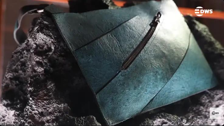 Научници и дизајнери од Амстердам, претставија торба направена од кожа од Ти-рекс добиена по вештачки пат