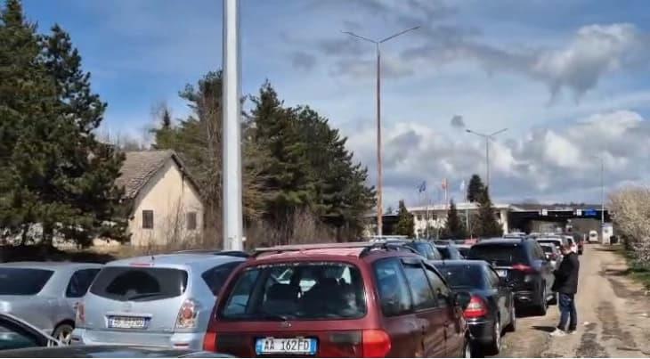 Зголемена дневна фрекфренција од албански граѓани на ГП „Ќафасан" за набавка на нафта и храна во Македонија