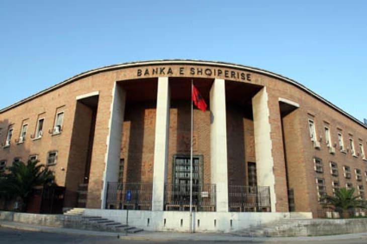 ЦБ на Албанија: 40 отсто од работниците ја напуштиле земјата, емиграцијата ја погодува економијата и го зголемува инфлацискиот притисок