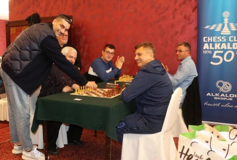 ШК Алкалоид славеше со играчите, пехарите за Николовски и Георгиев