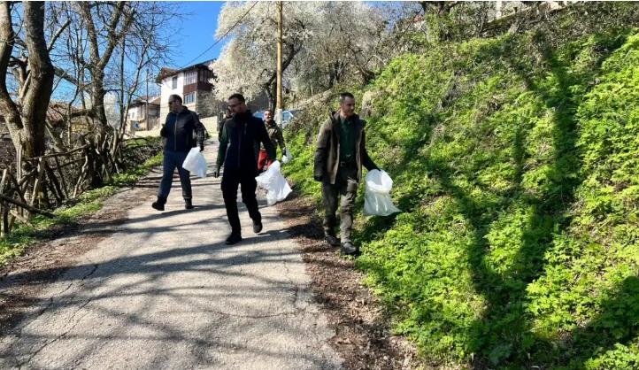 Во акција за подигнување фрлени отпадоци на патот Лешок–Варвара собрани пет тони отпад 