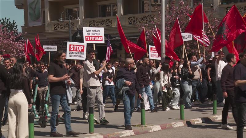 Студенти Албанци на протест за Правосудниот испит на албански јазик, носеа само албански и американски знамиња