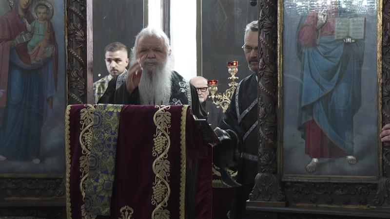 Велики петок одбележан со утринска литургија во „Света Петка“ и читање од евангелието за страдањата на Исус Христос 
