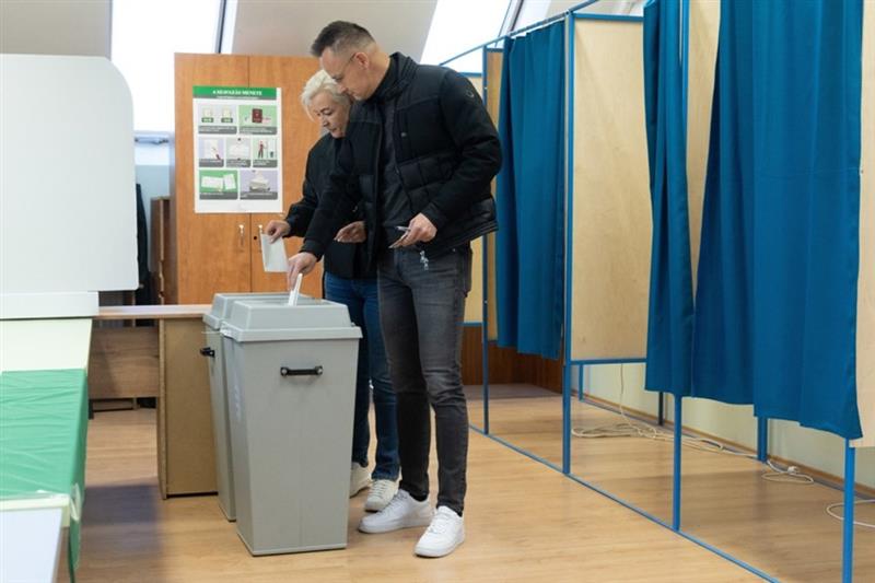 Отворени избирачките места во Унгарија