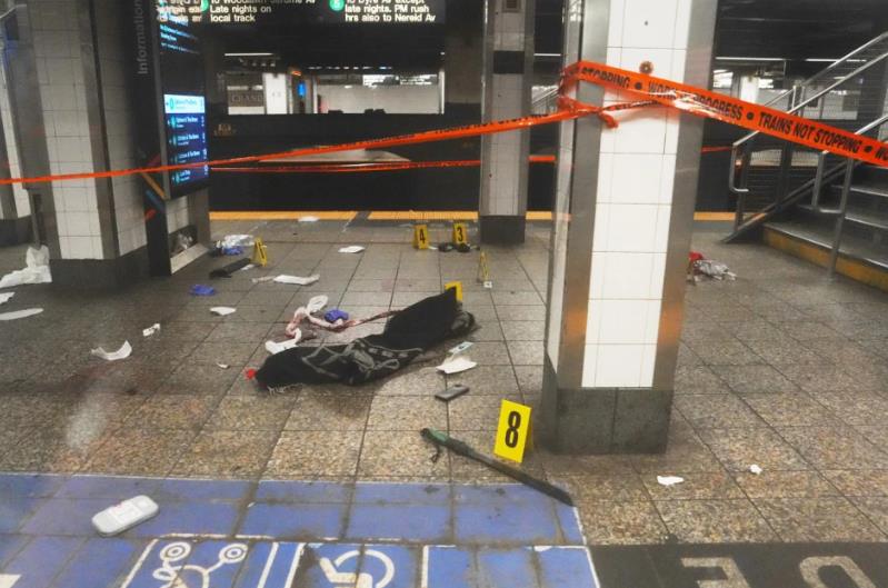 Полицијата во Њујорк застрела маж кој со мачета нападна патници во метрото