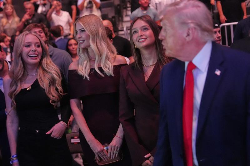 Фото: Трамп со ќерките и внуките на УФЦ борба