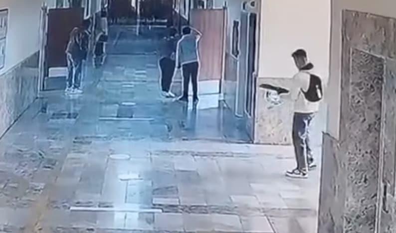 Ужас во Турција: Вооружен тинејџер упадна во училиште и застрела 16 луѓе, па си пресуди (Вознемирувачко видео) 