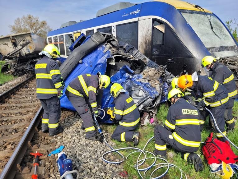 Страшна сообраќајка во Словачка: Се судрија камион и воз- загина машиновозачот, над 20 патници се повредени (ВИДЕО)