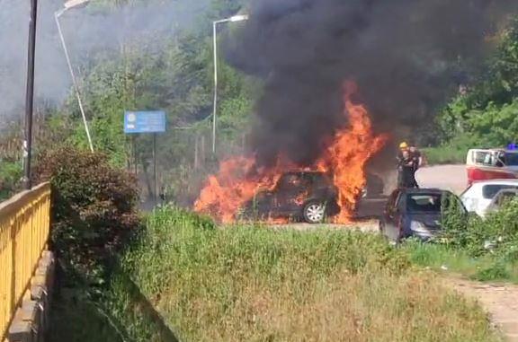 Неколку автомобили зафатени од пожар спроти градскиот стадион во Скопје (видео)