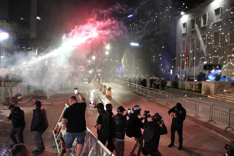 Полицијата се судри со демонстрантите во Тирана- бараат оставка од Рама (ВИДЕО)