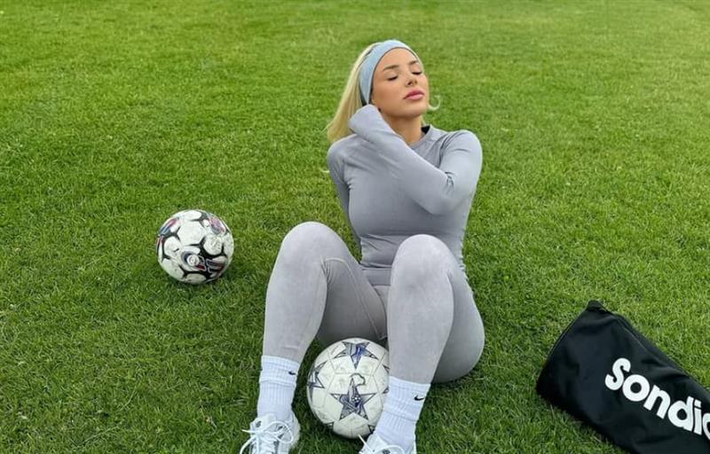 Најатрактивната фудбалерка ги запали мрежите со снимки во минијатурно бикини (ФОТО)