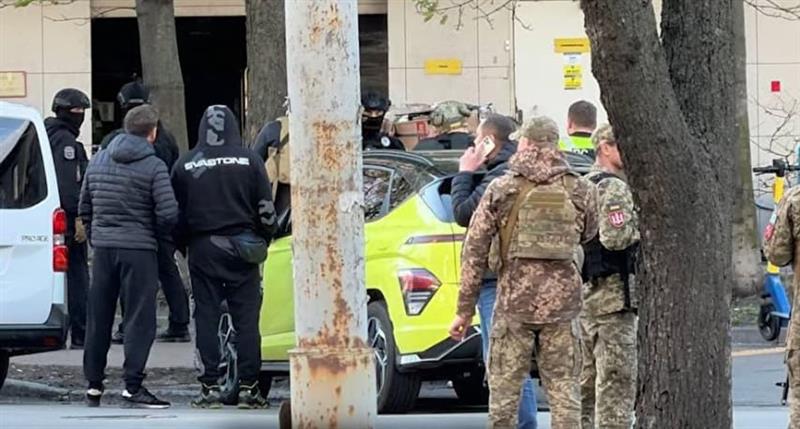 Најмалку петмина загинати во нападот на улица во Киев, меѓу повредените и деца- напаѓачот е убиен (ВИДЕО)