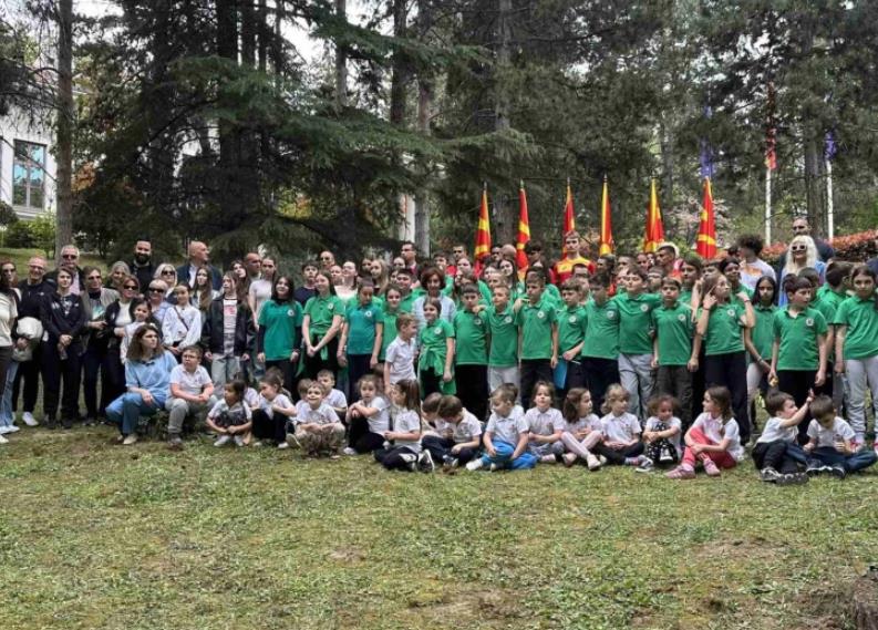 Децата на спортски настан кај претседателката Сиљановска Давкова, им порача да ги вежбаат телото и умот