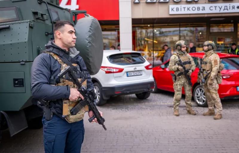 Сменето е целото раководство на полицијата во Киев- полицајците бегале пред напаѓачот, кој уби 7 граѓани 