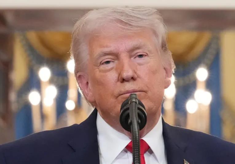 Трамп: Иран финансиски пропаѓа поради затворање на Ормутскиот теснец 