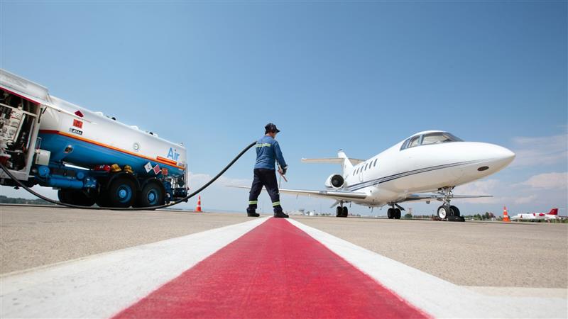 Масовни откажувања летови во Европа поради недостиг на керозин