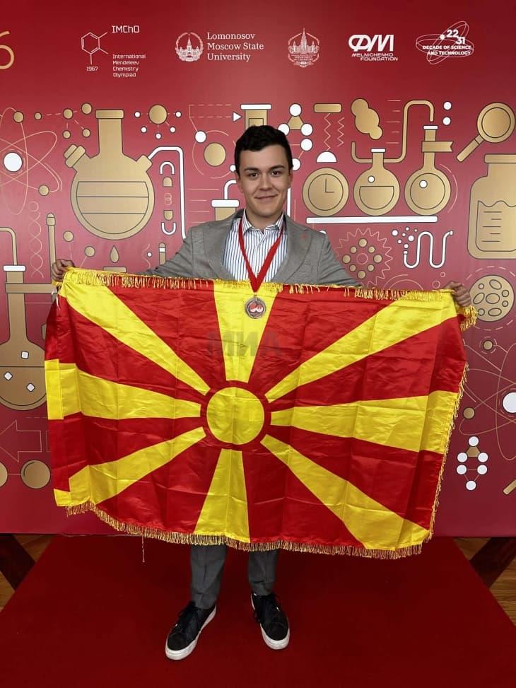 Штипскиот гимназијалец Даниел Христов освои бронзен медал на Менделеева олимпијада по хемија